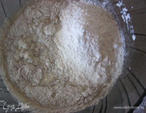 Половину пшеничной.
Постепенно добавляя муку, замесить мягкое , не липнущее к рукам тесто.
