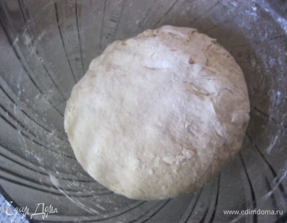 Хорошенько обмять, сложить обратно в миску, накрыв полотенцем.
Убрать в теплое место на 1.5-2 часа.