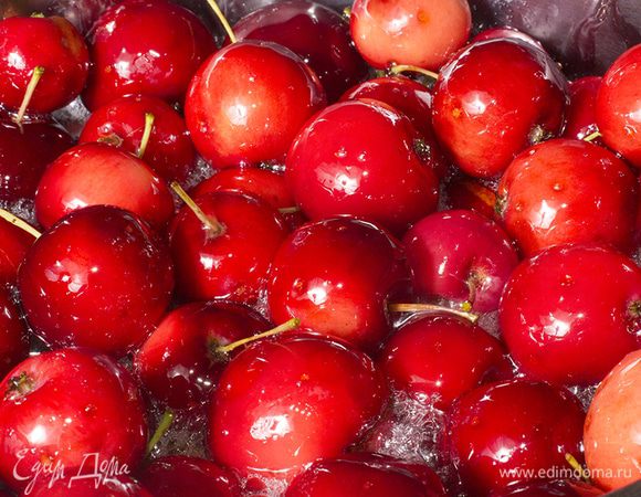 Сварите сироп из сахара и воды и влейте в яблоки. На сутки о яблоках можно забыть. За это время яблоки должны дать сок.