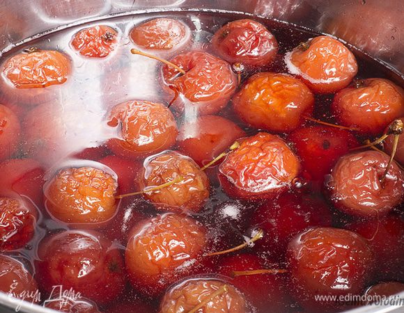 На следующий день кастрюлю ставим на плиту, доводим сироп до кипения и варим в течении 5 минут.