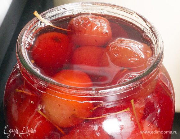 Даём варенью остыть, а лучше оставить на сутки. На следующий день варим варенье ещё 5 минут и оставляем на сутки. На третий день снова варим в течении 5 минут, разливаем по стерилизованным банкам и закручиваем.