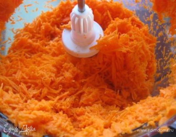 Морковь натереть на мелкой терке.