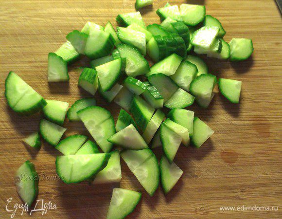 Порезать огурец кусочками.