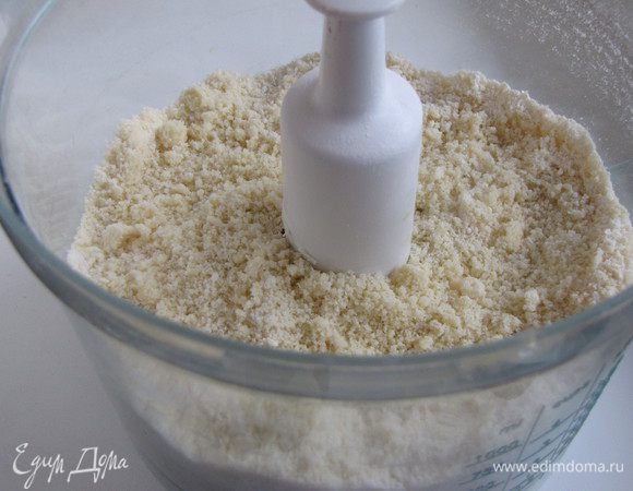 В чаше кухонного комбайна соединить муку, сахар, соль, размягченное сливочное масло и перемешать до состояния мелкой крошки.