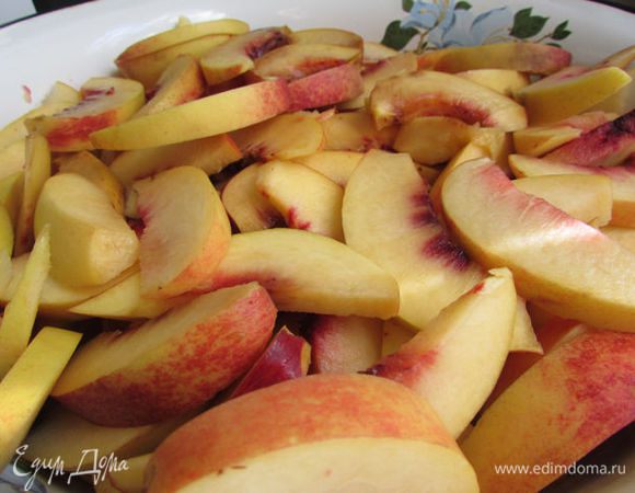 Нектарины помыть и обсушить (брать лучше твердые).  Нарезать дольками.