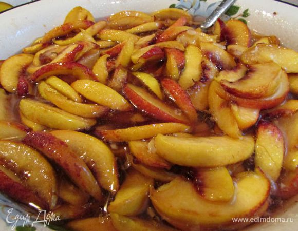 Поставить на огонь и на медленном огне подогреть фрукты, аккуратно помешивая. Как только варенье закипит, выключить его и ждать полного остывания. Затем снова нагреть, дать закипеть и выключить. Так повторить пять раз. 