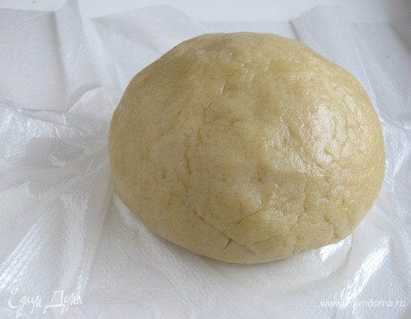 Полученный комок теста помять руками, скатать в шар, завернуть в пленку и убрать в холодильник на 30-40 минут.