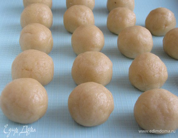 Отщипывать от теста небольшие кусочки и формировать шарики величиной с грецкий орех.