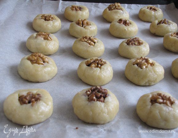 Уложить печенье на противень на пекарскую бумагу. Выпекать 20 минут при температуре 180 град.