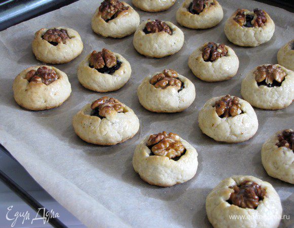 Через 20 минут печенье достать, смазать при помощи кулинарной кисти медом и запекать еще 5 минут. Если мед густой, то можно предварительно подогреть его до жидкого состояния.