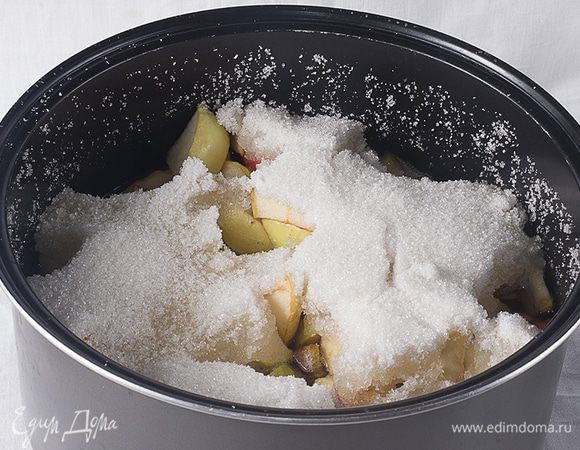 Складываем яблоки в кастрюлю, засыпаем сверху сахаром (не перемешивая) и оставляем на сутки. 