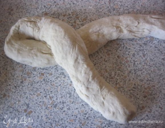 С одной стороны скрепить концы, 
перекрутить, закрепить с другой стороны.