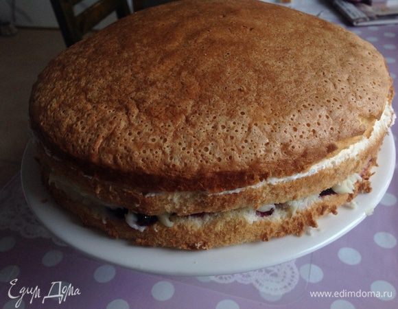 Третий корж ...получается такой торт-горкой....это классическая его форма...