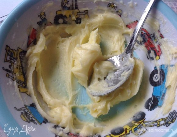 Затем нам нужно покрыть торт тонким слоем масляного крема. Вариантов такого крема множество....цель его применения:чтоб марципан не начал становиться мокрым... если вы не съедите тортик за один день.
Но если вы уверены, что он не залежится, этот  шаг можно пропустить....но я все сделала по правилам)))
Итак масляный крем: просто взбиваем масло комнатной температуры с сахарной пудрой...