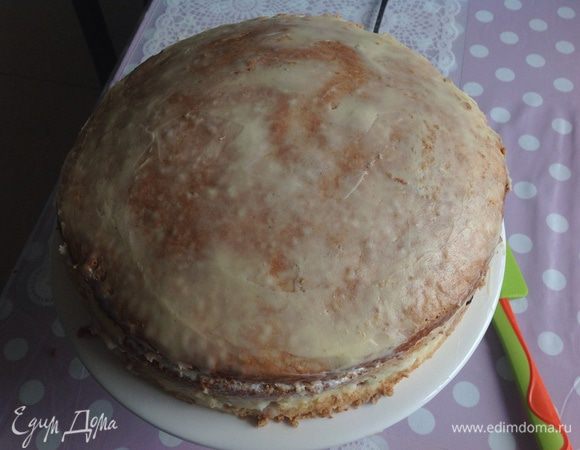 Покрываем тонким слоем весть торт...бока тоже...