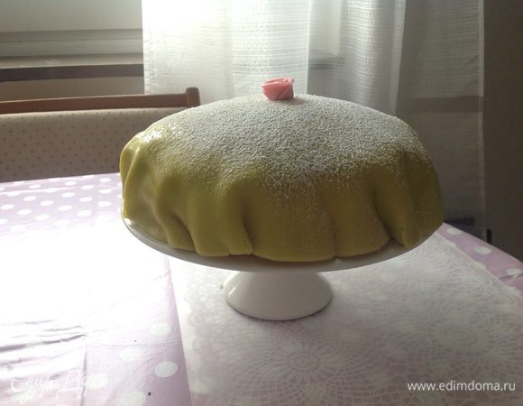 Мой марципан оказался очень не пластичный (больше не буду покупать этой фирмы) но такой вариант тоже есть....когда марципановое покрытие  со складочками...но мне больше нравится, когда ровно и гладко...)
Тортик готов....присыпаем пудрой....с верху обязательно розочка из марципана ...