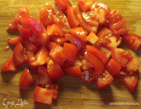 Порезать помидоры на кусочки.