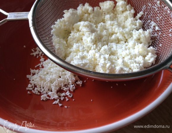 Творог протереть через мелкое сито, соединить со сливочным мягким сыром до однородности.