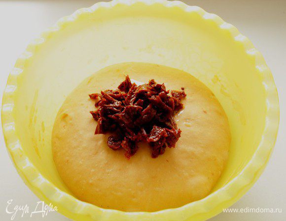 Вяленые помидоры порезать на мелкие кусочки, вмесить в тесто 