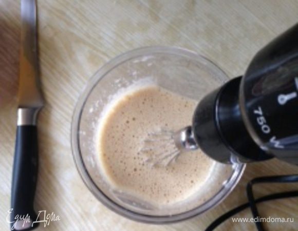 Яйца взбить с сахаром в пену (у меня сахар белый + коричневый 1:1).