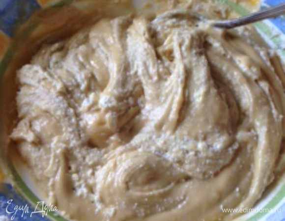 Далее соединить мучную смесь, яйца с сахаром, оливковое масло и творожную массу.