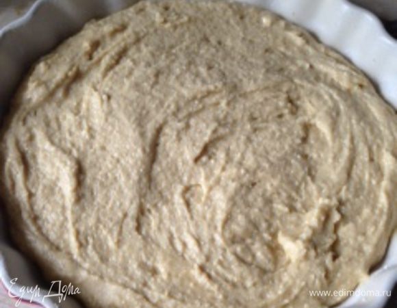 Форму для выпечки (у меня 28 см. диаметр) смазать сливочным маслом, присыпать мукой, распределить тесто по форме.