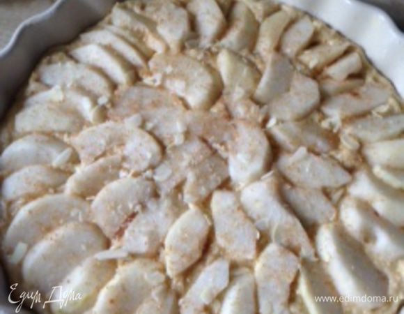 Пока разогревается духовка, очистить груши, порезать на небольшие дольки и художественно выложить на тесто, слегка вдавливая. При желании можно посыпать миндальными лепестками.