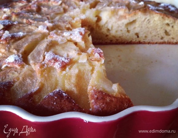 Выпекать 50-60 минут при 180 С.
Если хочется легкой карамели на поверхности пирога, за 10 минут до готовности присыпьте его сахарной пудрой и сбрызните водой.
И вот "Мария-Антуанетта" так и пышет красотой!!!
С мороженым - идеально!!!