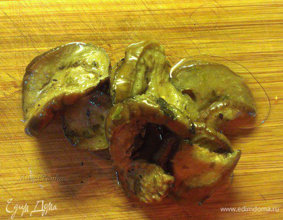 Порезать кружочки баклажана на четвертинки.