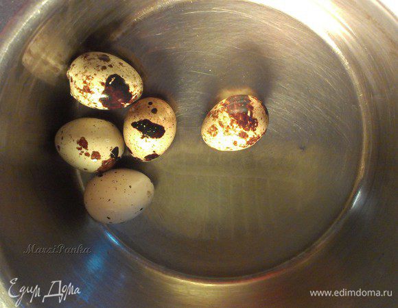 Отварить перепелиные яйца (5 минут), затем остудить их, почистить и порезать на половинки.