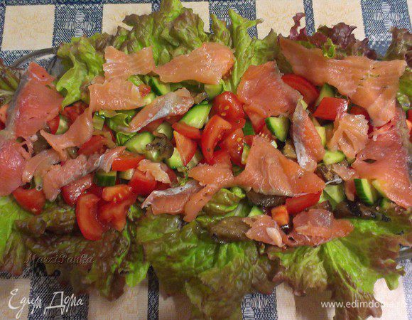 Выложить полоски из филе лосося холодного копчения.