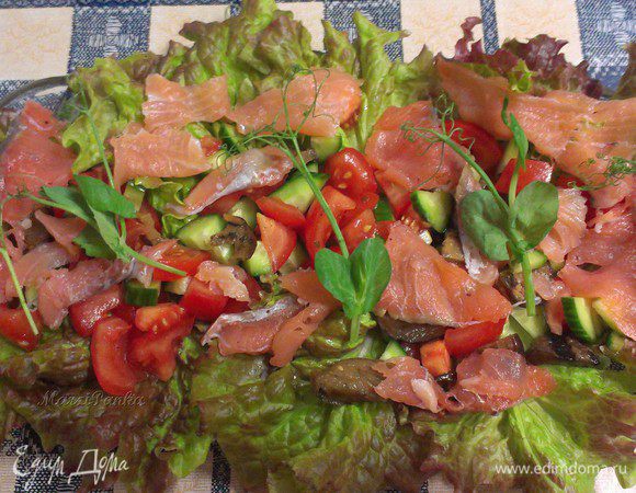 Украсить салат побегами зеленого горошка.