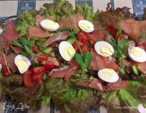 Выложить сверху половинки перепелиных яиц.