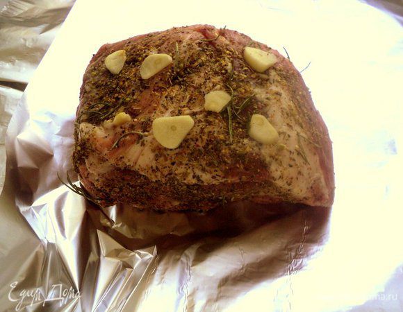 Кусок свинины (ошеек, грудинку или  вырезку) помыть, обсушить салфеткой. Чеснок почистить и порезать на пластинки. Частью чеснока при помощи острого ножа нашпиговать мясо. Смешать перец, соль, кориандр, итальянские травки, розмарин и хорошо натереть этой смесью мясо. Мясо выложить на фольгу, обложить со всех сторон оставшимся чесноком.