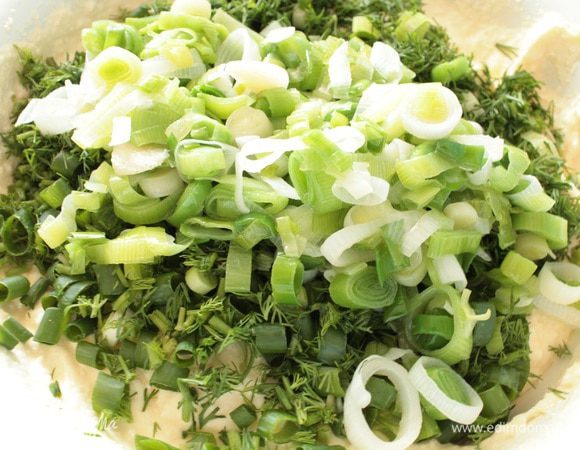 Добавить зелень и остывший лук-порей,посолить по вкусу,перемешать.