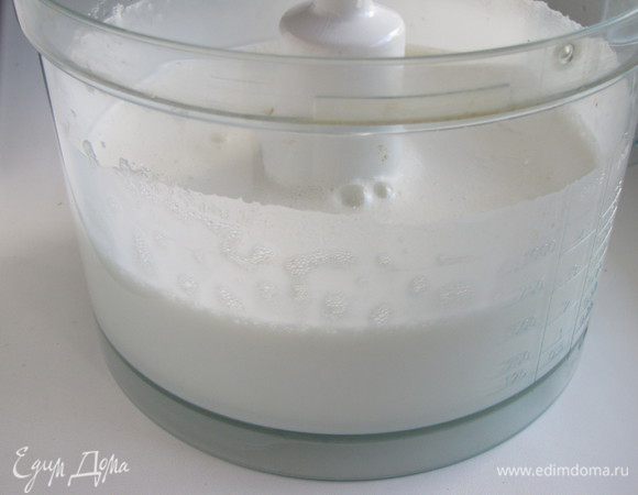 Яйца взбить миксером на высокой скорости (5 минут), постепенно всыпая сахар. Масса должна увеличиться в 4-5 раз.