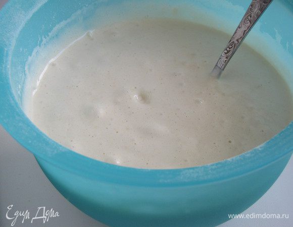 Просеять муку и аккуратно перемешать тесто до однородности.