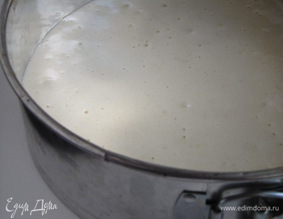 Форму для выпечки диаметром 26 см застелить пекарской бумагой. Вылить тесто в форму. Выпекать бисквит в разогретой до 200 град. духовке 20-25 минут.