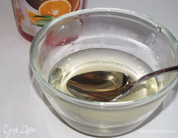 Приготовить сироп для пропитки. Для этого смешать воду, сахар и апельсиновый ликер.