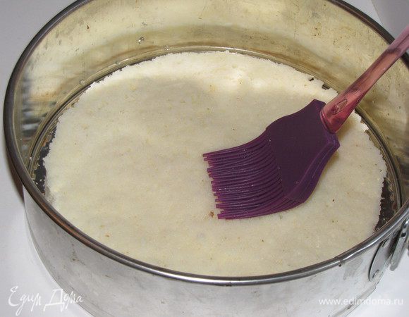 Бисквит выложить в форму и с помощью кулинарной кисти хорошо пропитать его сиропом. 