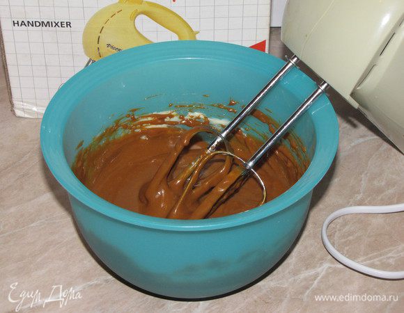 Приготовить суфле. Соединить вареную сгущенку с размягченным сливочным маслом и взбить миксером.