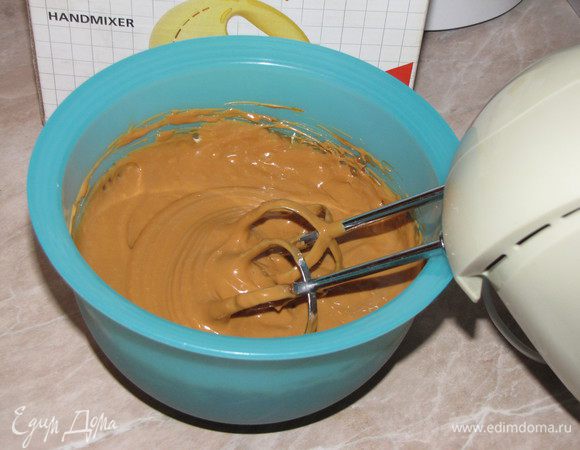 Добавить сметану и еще раз взбить.