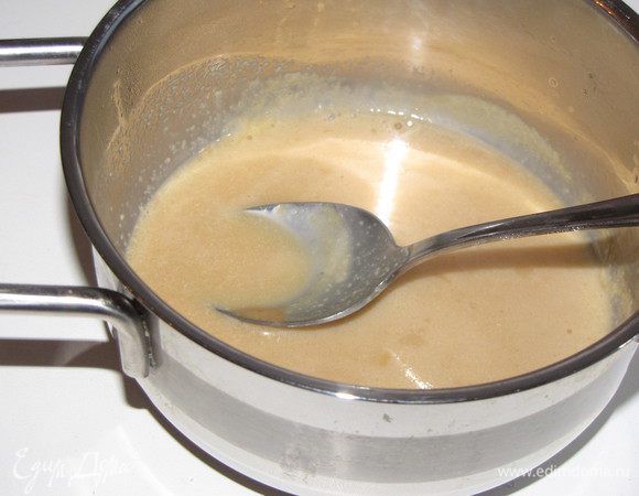 Желатиновые пластины залить водой, когда он будет готов, взять его рукой и отжать. Положить в другую емкость и нагреть до растворения. Следить, чтобы желатин растворился, но не кипел. Добавить ложку полученного крема и перемешать, этим мы его как бы "закалим".