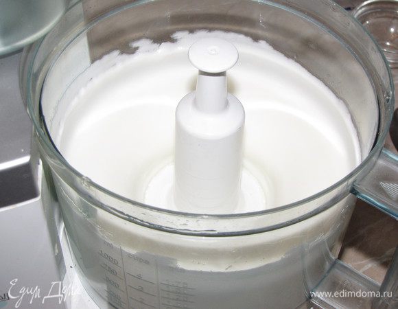 Белки хорошо взбить, но не до пиков. 