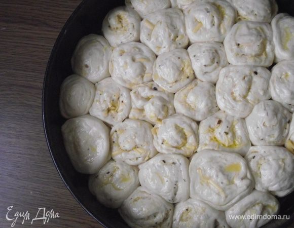 Смазать пирог яйцом и оставить на 15-20 минут.