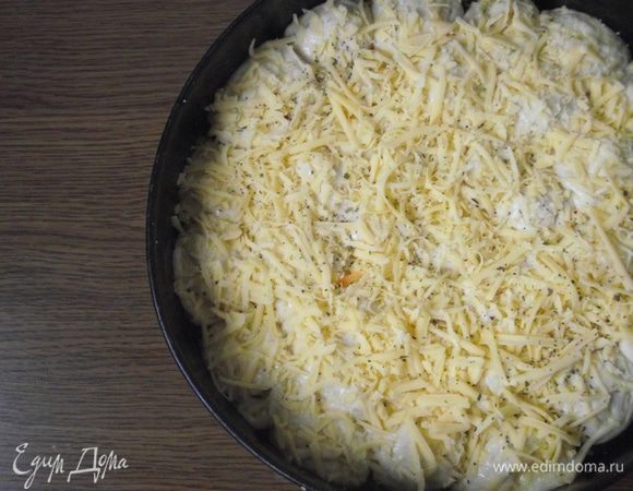 Пирог увеличился в объеме, натереть сверху сыр и отправить запекаться в духовку на 40-45 минут до золотистого цвета.