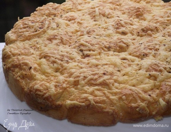 Готовность пирога легко можно определить по аромату! Как только участился марафон на кухню — самое время проверить готовность.