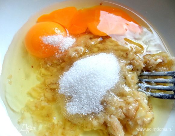 Вбиваем яйца,ваниль и сахар по вкусу.