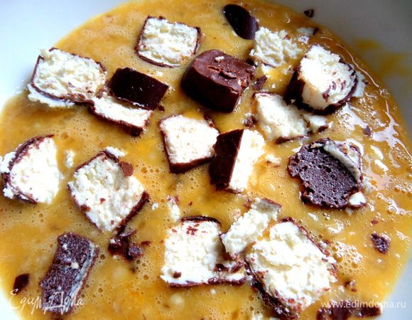 Отправляем по кусочкам в остальную массу.