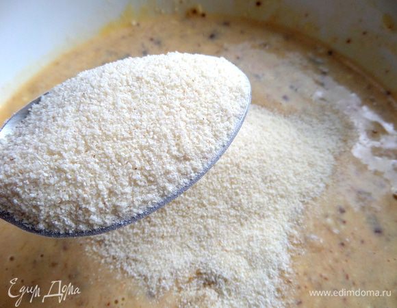 Всыпаем манку,опять перемешиваем и даём постоять минут 5-10.